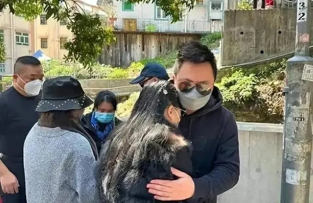 梦见亲人家门口挖出埋着两具尸体，梦境背后的深层解析与心理启示