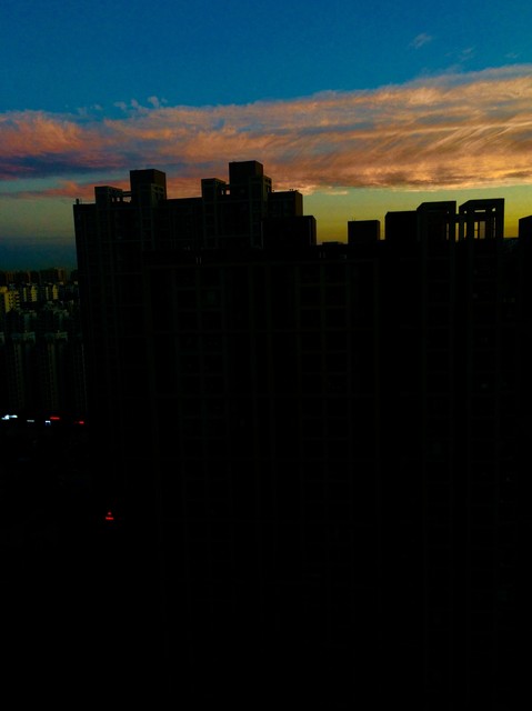 梦境中的哀伤与启示，解析梦见死去的亲人又死了盖着脸躺在黑棺材里盖是敞开的