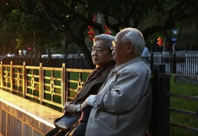 梦境探秘，解读梦到掉坟里的深层含义与心理暗示