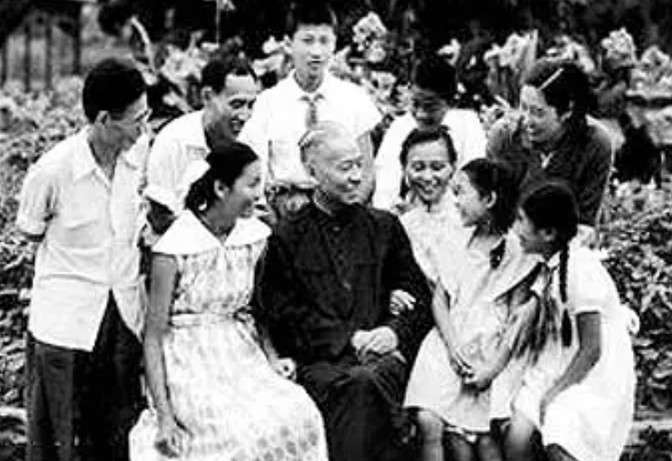 梦见坟上好多花圈，解读梦境中的哀思与重生