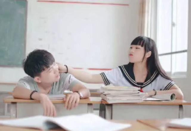 梦回故土，解密我梦见给死去的爷爷奶奶上坟烧纸磕头的深层含义