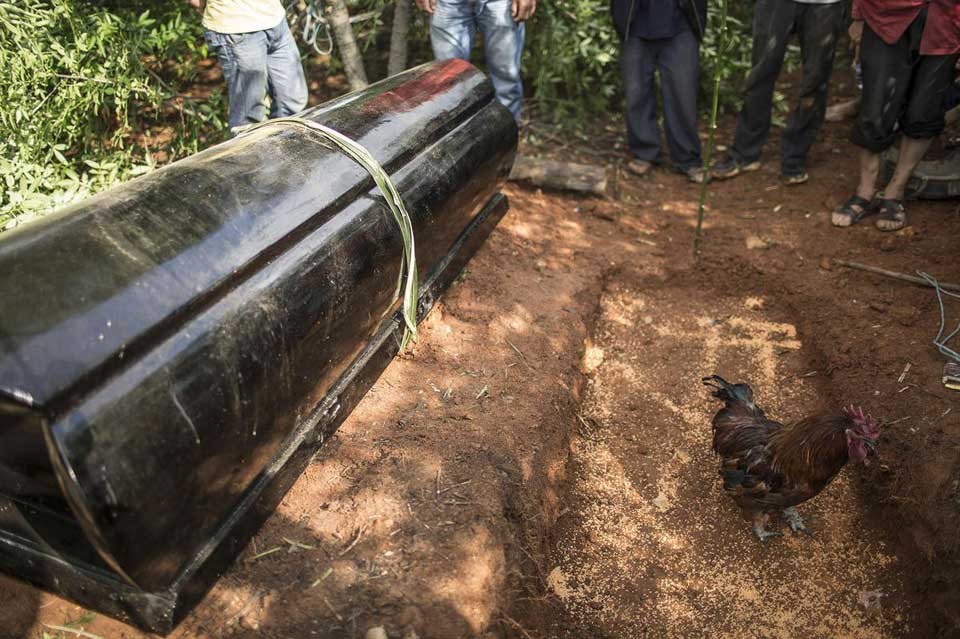 梦见死人和棺材是分开放在沟里的好么？