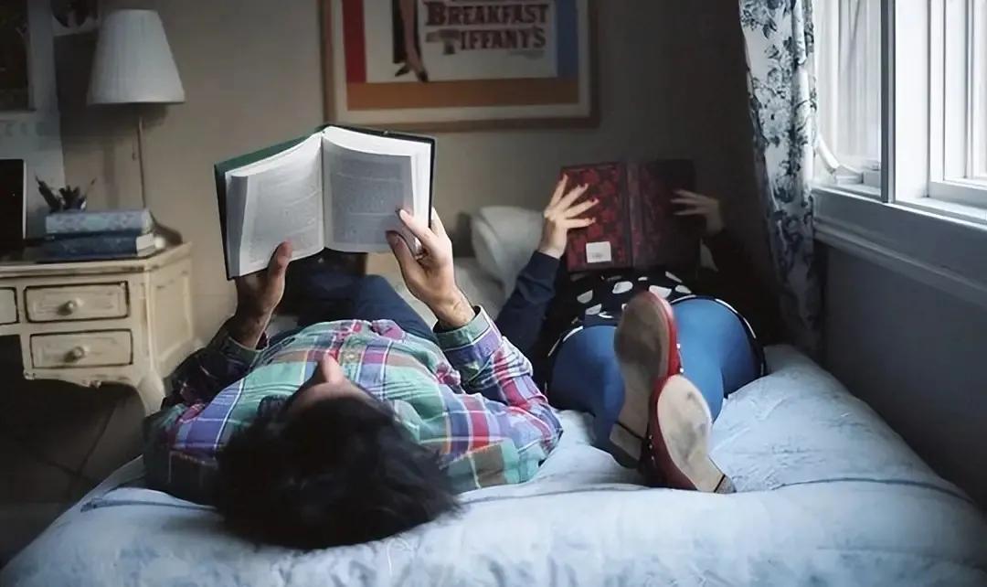 梦见亲人离世却活着，梦境与现实的交错解读