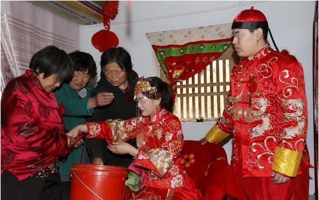周公解梦破解大全，梦见穿新娘服准备结婚的深层含义与预兆