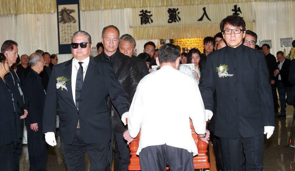 梦见死人的棺材刚抬走自己不知道从哪里路过了怎么办？