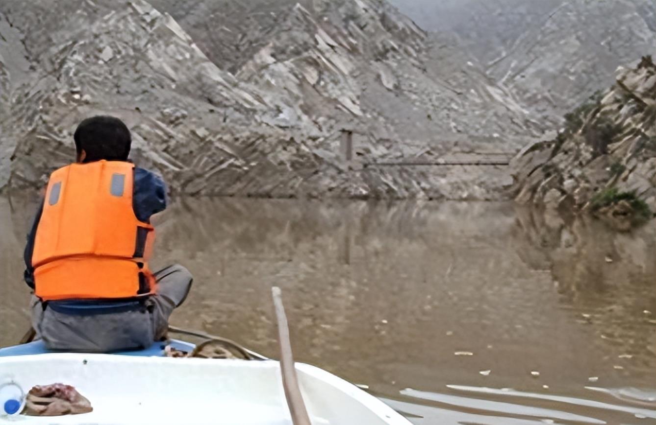 梦境的哀歌，解析梦见亲人去世自己在梦中哭醒的深层含义