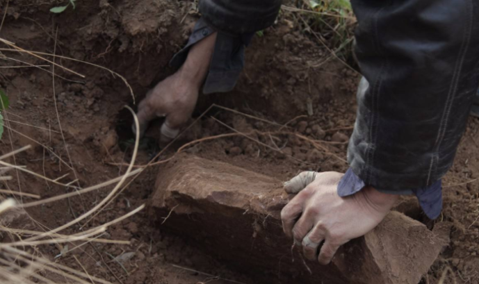 梦见棺材和死人还往里面放钱是什么意思？