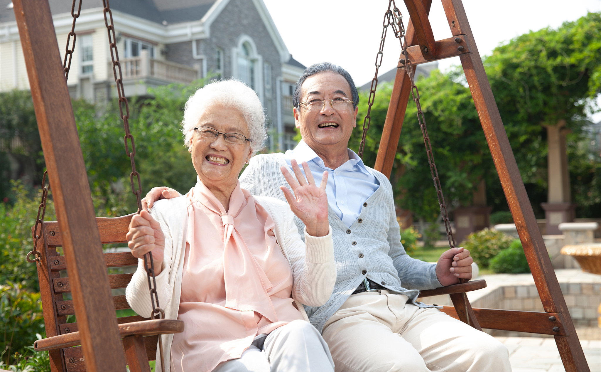 梦见死去的奶奶说没钱花，梦境背后的深层含义与心理解析