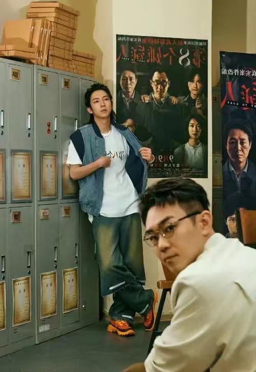 梦境中的财富与喜悦，解析一手拿钱一手拿卡的梦境及其象征意义