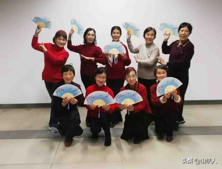 梦境交织，女人梦见与已婚男子共舞，意外获其相助