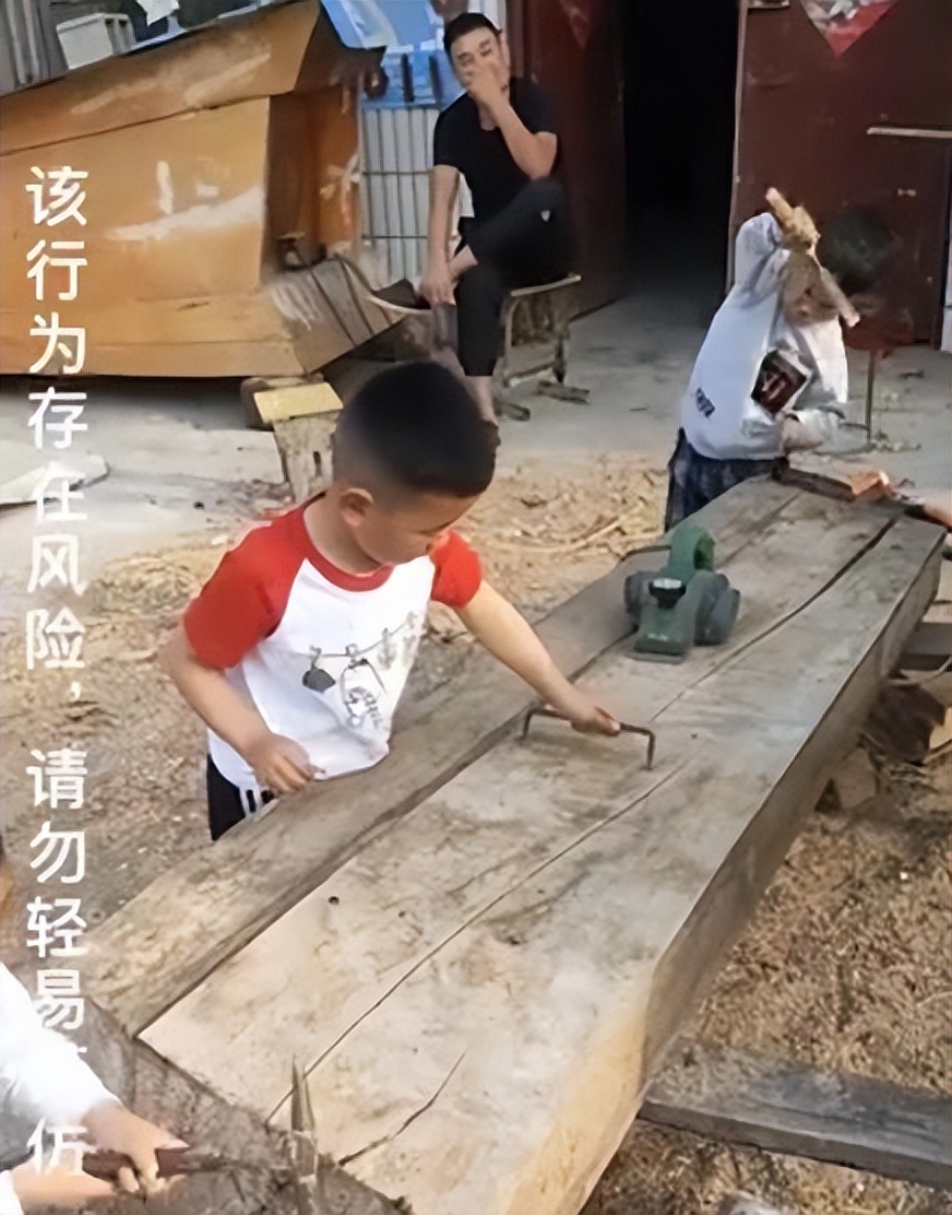 梦境交织，与已故祖辈的奇异重逢与棺材里的熟悉身影