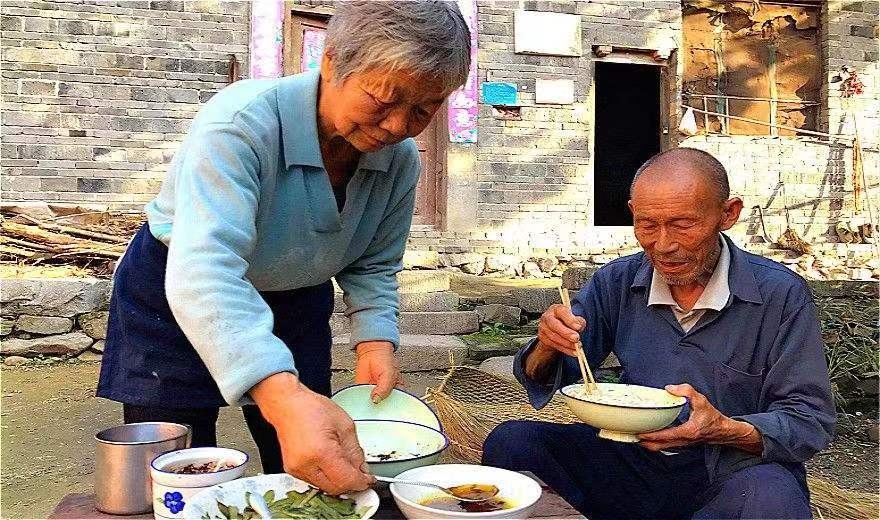 梦的寓言，一头猪的追逐与自我反思——解析梦到一头猪被自己追打也被别人追打的深层含义