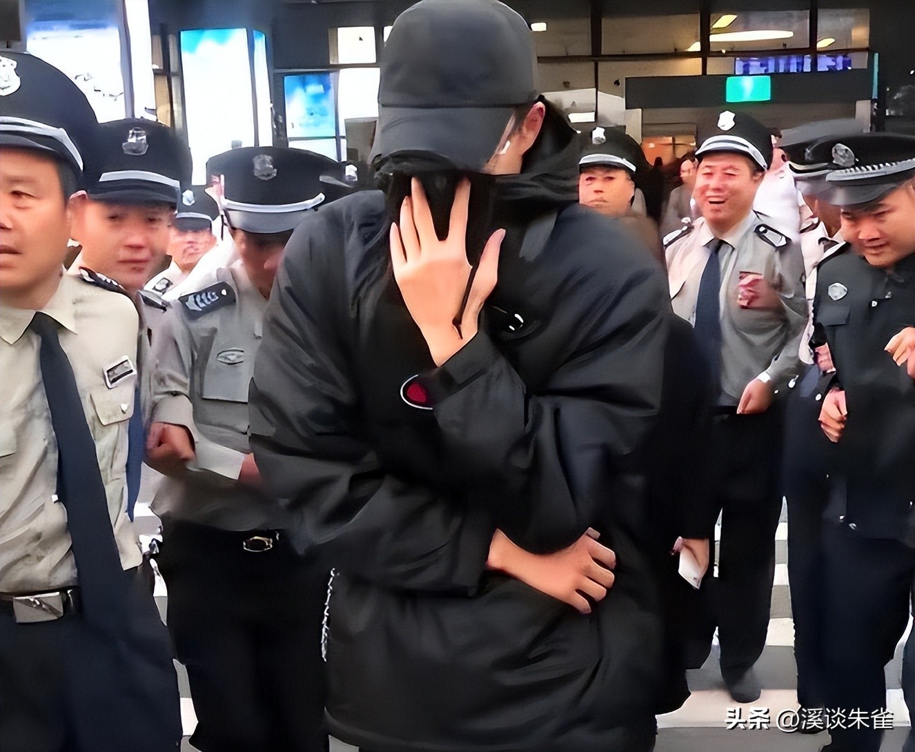 总梦见自己没穿衣服就出门，梦境背后的深层含义与解析
