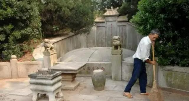 梦境启示，梦见爷爷坟墓被炸，解读潜意识的深层呼唤