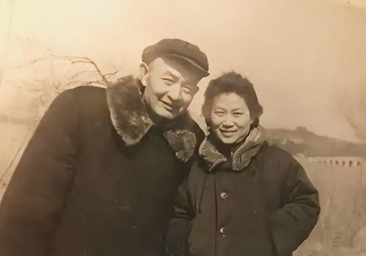 梦见死去的奶奶责备我未掏恢，一场穿越时空的亲情对话与心灵慰藉