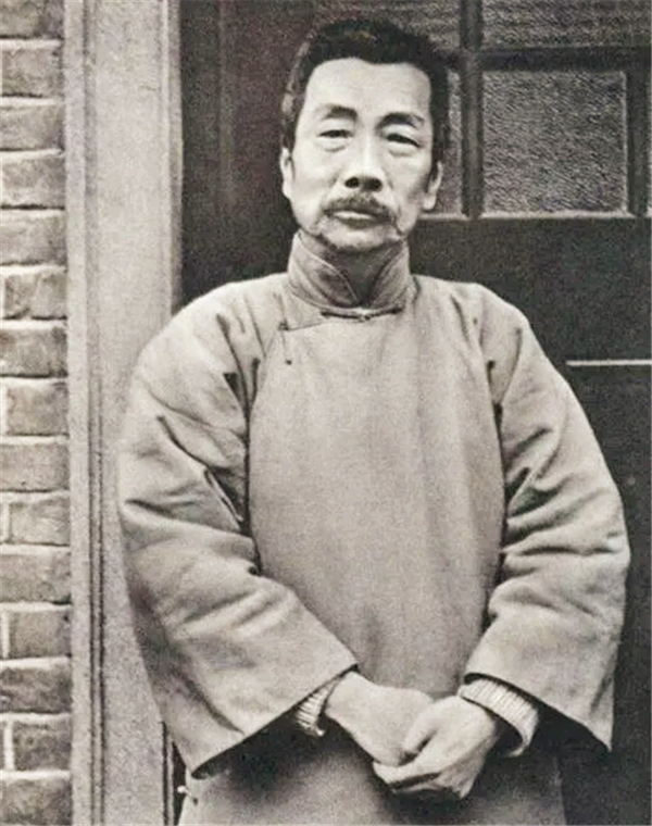 梦境解析，为何独自在家睡眠时，会突然梦到自己身处大街且感觉异常真实？