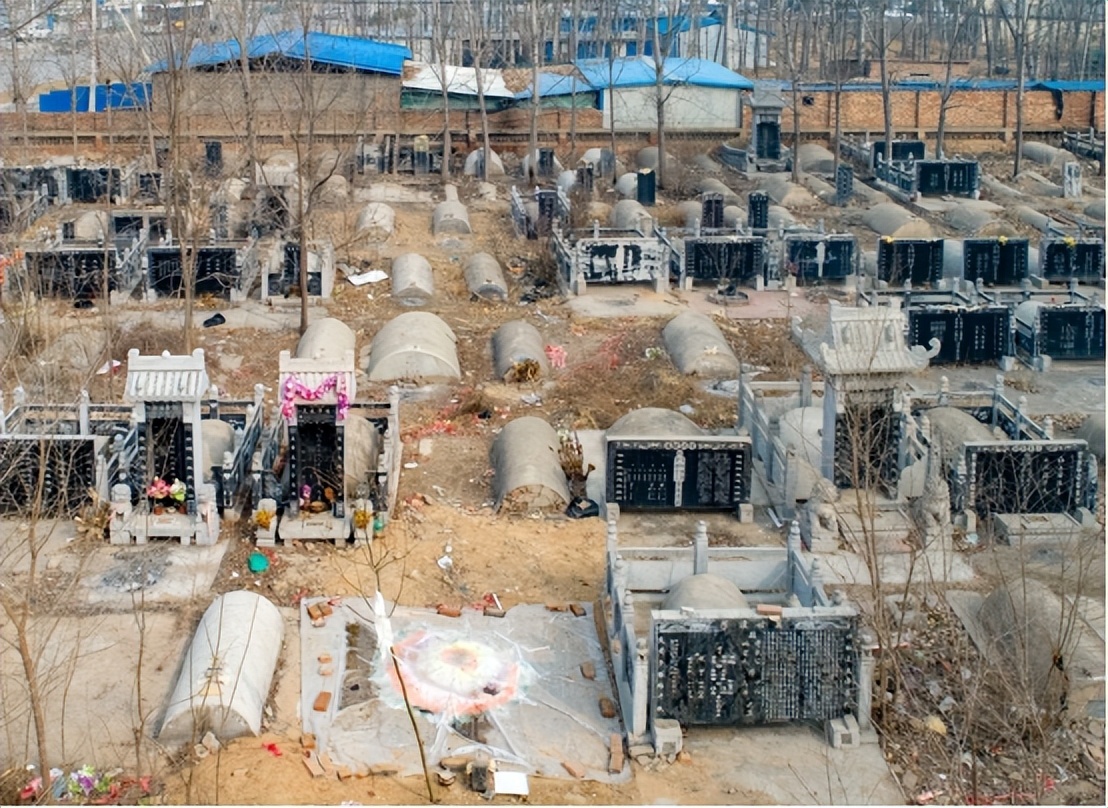 梦境中的沉重仪式，解析梦到别人抬棺材下葬的深层含义