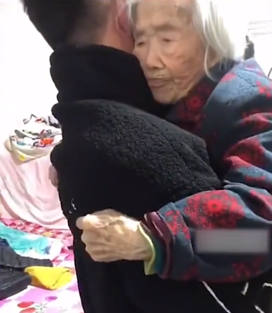 梦境中的温馨重逢，梦见死去的奶奶与孩子的欢乐时光