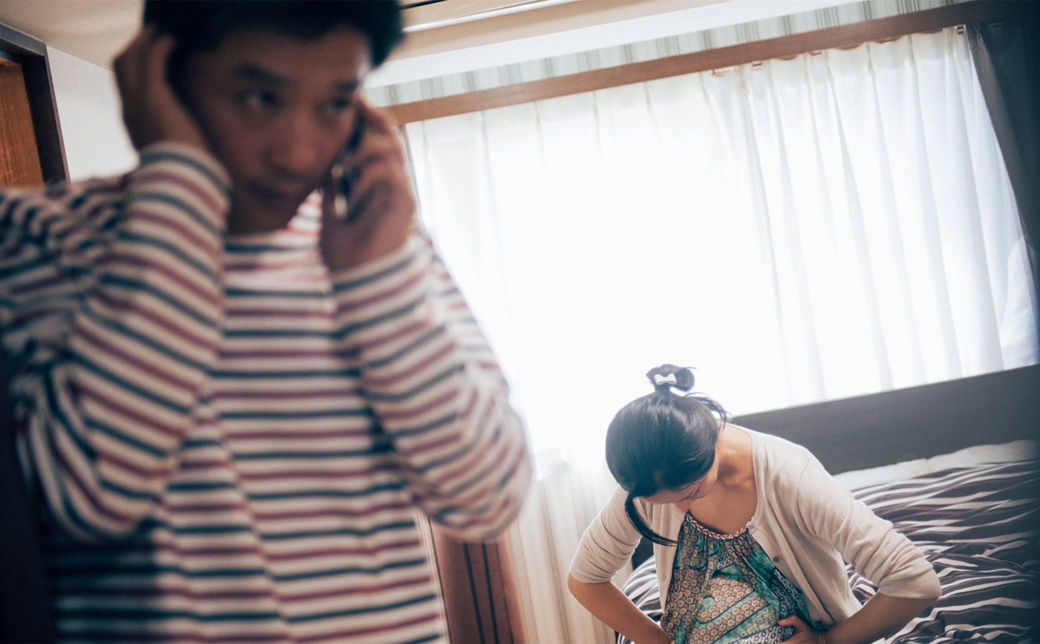 周公解梦，梦见老公抱着我，他表弟看见——情感与亲情的交织梦境解析