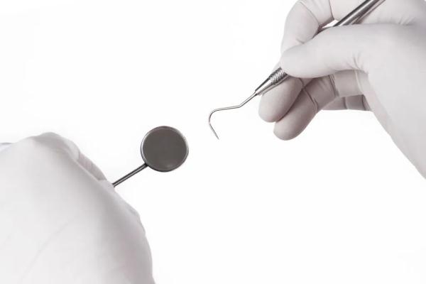 梦境解析，梦见拔牙时出现一只白色活虫的深层含义